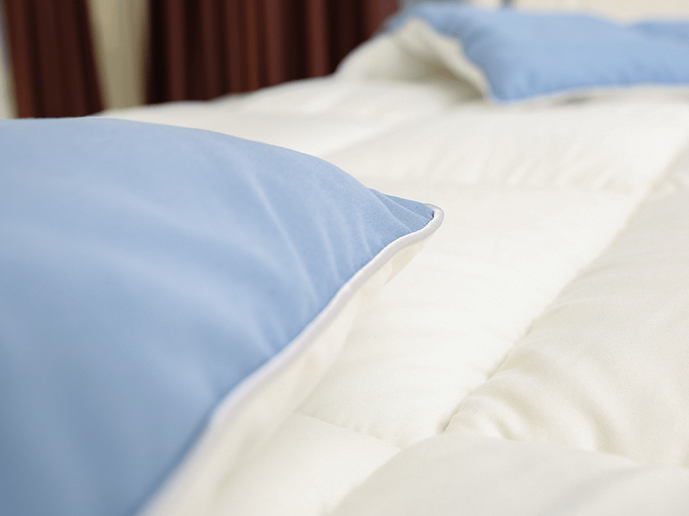 Kaksivärinen polyesteripeitto