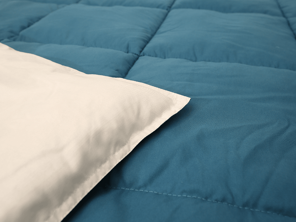 Kaksinkertainen värillinen polyesteripeitto